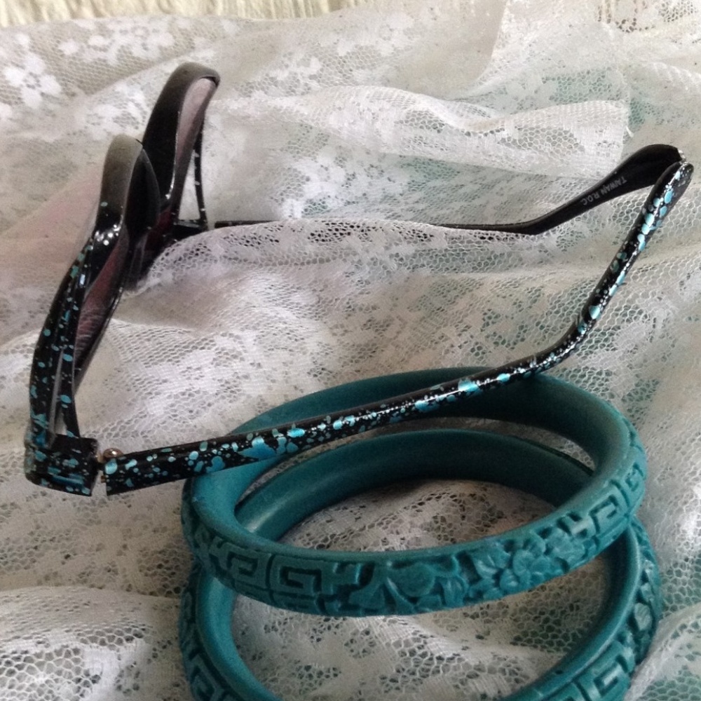 Vintage Oversize Sunglasses in Black and Blue - Picture 5 of 6